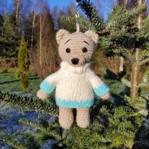 on valminud amigurumi tehnikas käsitööna. Mänguasi on varustatud südamekujulise eemaldatava ripatsiga, seetõttu sobib ideaalselt koti kaunistuseks või suuremaks võtmehoidjaks. Ripats on karabiinkinnisega ja kergesti eemaldatav. Kõrgus: 23 cm Materjal: Lõng 60% siid, 20% kašmiir, 20% vill, 100% akrüül, täidis polüesterkiud, turvanina ja -silmad, metallist karabiinripats. Nukk on ohutu, hügieeniline ja pestav. Hooldus: Toodet võid pesta pesumasinas madalal temperatuuril (30 kraadi) ja tsentrifuugida. Ära kasuta kuivatit, ära vääna. Pane õhu kätte kuivama paariks päevaks. Pikemalt võid selle kohta lugeda blogist, selleks klikka lingile – mänguasjade hooldus. Mänguasi sisaldab väikseid detaile (turvanina ja -silmad). Jälgi, kui annad seda mängimiseks väga pisikesele lapsele.